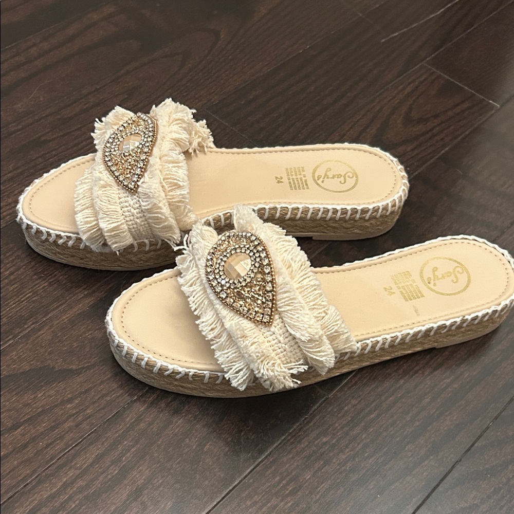 Stylish Cream Fringe Slide Sandals with jeweled eye 👁️ NWOT - Picture 4 of 8